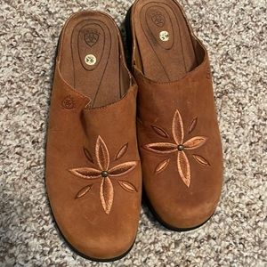 ARIAT Nubuck MULE *Embroidered Flower Detail*